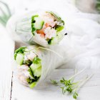 Involtini primavera freschi con gambero, polpa di granchio, cetriolo ed erbe aromatiche — Foto stock