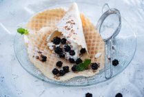 Gaufres à la crème vanille végétalienne, mûres et muesli croquant — Photo de stock
