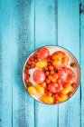 Bunte Tomaten auf einem blauen Holztisch — Stockfoto