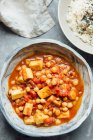Veganes Curry mit Kichererbsen und Tofu — Stockfoto