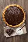 Шоколадний пиріг на охолоджувальній стійці — стокове фото
