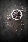 Terrones de azúcar blanco y negro sobre un fondo oscuro - foto de stock