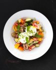 Грецький томатний салат з огірком, фетою і червоною цибулею. — стокове фото