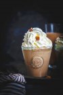 Mantequilla de cacahuete Copa Milkshake con crema batida - foto de stock