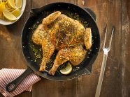 Спатчкок курица со свежими Розмари Спригс — стоковое фото