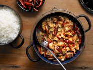 Pollo di Sichuan con peperoncini rossi secchi interi — Foto stock