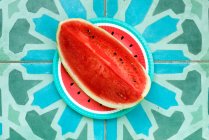 Großer Wassermelonen-Keil auf Wassermelonen bedrucktem Papierteller — Stockfoto