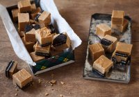 Barres de chocolat sur fond en bois — Photo de stock