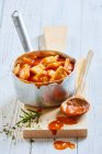 Ravioli con salsa de tomate de una lata en una sartén - foto de stock