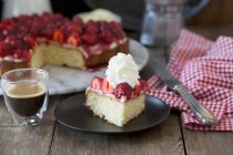 Strawberry cake with vanilla pudding and whipped cream — Stock Photo
