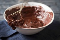 Fondue au chocolat avec crème et noix sur une table en bois — Photo de stock