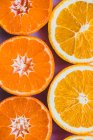 Rebanadas de mandarina y naranja (de borde a borde) - foto de stock
