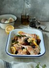 Ali di pollo crude in marinata con olio d'oliva e olive nere — Foto stock
