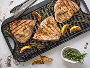 Bistecche di pesce spada marinato alla griglia con limone e rosmarino — Foto stock