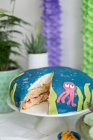 Bolo de creme de coco com uma decoração de lula para uma festa temática marítima — Fotografia de Stock