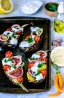 Запеченные баклажаны с помидорами черри, инжиром, петрушкой и йогуртом с семенами чиа — стоковое фото