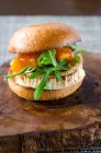 A slider with grilled goat's cheese, rocket and mango chutney — Stock Photo
