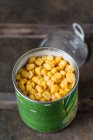 Close-up shot of open can of sweetcorn — Fotografia de Stock