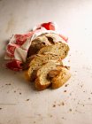 Primer plano de delicioso pan horneado de piedra, en rodajas - foto de stock
