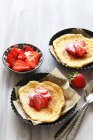 Nuage de pain à la cannelle et fraises fraîches dans des boîtes de tartelettes — Photo de stock