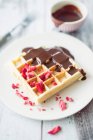 Waffles com morangos secos e molho de chocolate — Fotografia de Stock