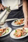 Жареная рыба и креветки на тарелке с оливковым маслом — стоковое фото
