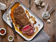 Гірчиця і чилі-рубана смажена яловичина тендлоїн — стокове фото