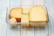 Différents types de fromages : Gouda, Comte, Greyerzer, Parmesan dans un plat en verre — Photo de stock