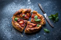 Pizza vegana di pomodoro e cipolla sul tavolo, primo piano — Foto stock