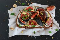 Открытый сэндвич с инжиром и фисташками — стоковое фото