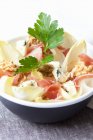 Salada de chicória com nozes, roquefort, presunto e molho balsâmico — Fotografia de Stock