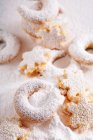 Biscoitos crescentes de baunilha em açúcar de confeiteiro — Fotografia de Stock