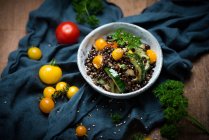 Salade de lentilles végétaliennes chaudes aux concombres, tomates, oignons et graines de sésame — Photo de stock