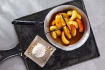 Calvados-Äpfel mit einer Kugel Eis — Stockfoto