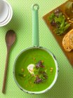 Creme de sopa de ervilha em uma panela — Fotografia de Stock