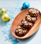 Різдвяне печиво з шоколадним склінням на тарілці — стокове фото