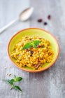 Insalata con couscous perlato, ceci, carote, crema di curry e mirtilli rossi — Foto stock