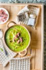 Гороховый суп с ветчиной и мятой — стоковое фото