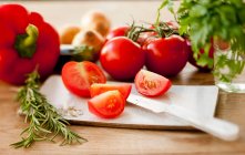 Stillleben mit Tomaten, Rosmarin und Paprika — Stockfoto