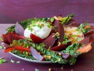 Burrata mit Mangold, Rote Bete und Knoblauch — Stockfoto