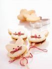 Lollies de biscuits en forme de lapin de Pâques décorées de crème au chocolat et de glaçage — Photo de stock