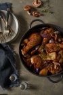 Pollo con patate, funghi e cipolle rosse in una teglia da arrosto — Foto stock