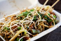 Fried noodles with vegetables (Asia) — Stock Photo