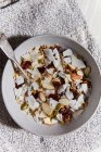 Cereali con scaglie di cocco, mandorle e uva passa — Foto stock