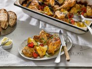 Hühnchen mit Yukon Gold Kartoffeln, Kirschtomaten und Kräutern gebacken — Stockfoto