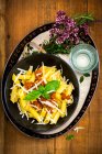 Bolonhesa penne sem glúten com queijo parmesão — Fotografia de Stock