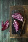 Chopped red cabbage on a chopping board — Stock Photo