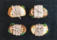 Крупним планом знімок смачних курячих та шпинатних бутербродів — стокове фото