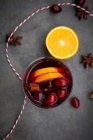Mulled wine with cranberries, cinnamon, orange slices and star anise — Fotografia de Stock