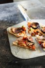 Pizza à l'aubergine aux champignons, olives, poivron rouge, oignon rouge et garniture de carottes rôties — Photo de stock